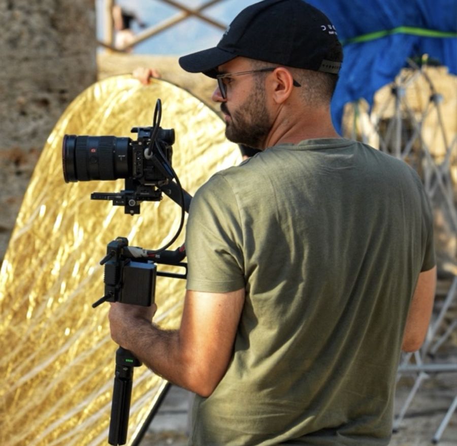 Francesco Catalano, videomaker a Palermo, durante le riprese con camera su gimbal